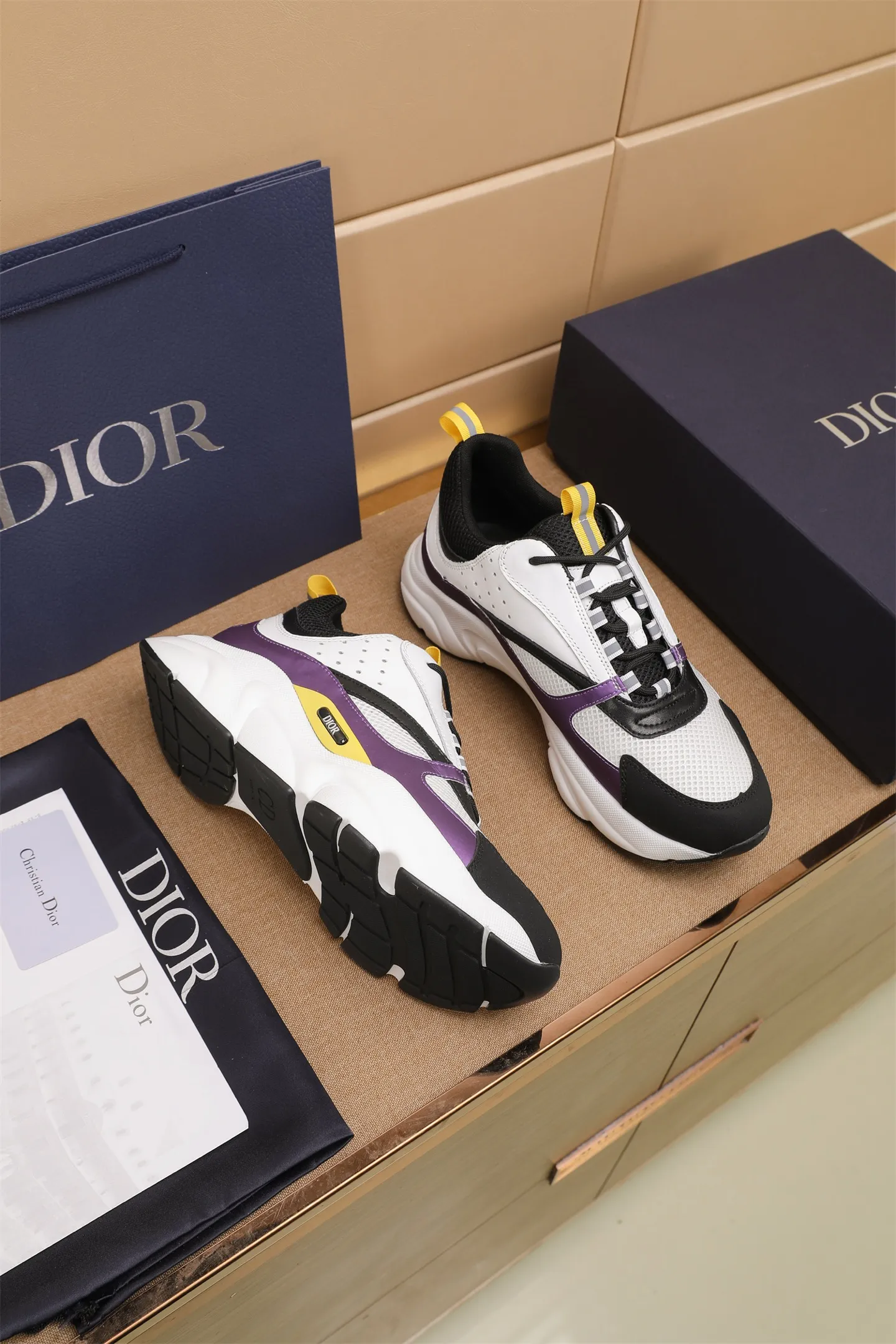 Factory price: 460💰Dior’s top version of D’s b22 men’s sports shoes. Inspired by retro running styles, the chunky low-top silhouette features gray calf leather and blue and white mesh fabric uppers, atop a black, white and blue engraved rubber sole. Nylon ribbon accents the blue mesh tongue and heel counter, and a "dio~" logo appears on the side. Pair it with a suit for a striking contrast and add a sportswear-chic edge to your look. The thick sole can be about 4cm~ Size: 38-45, [46, 47 customized]